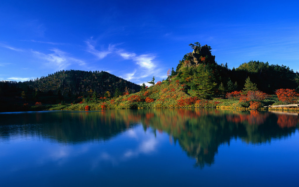 朝の山々の風景